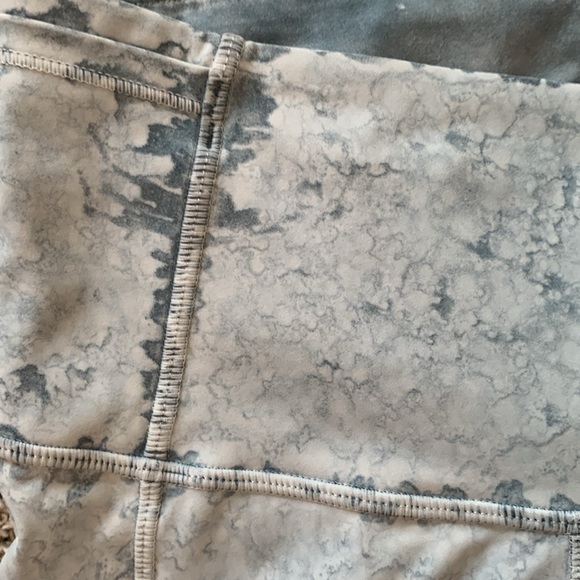 Lulu lemon 7/8 tights size 4 - Picture 4 of 5